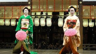 東山花灯路時期の八坂神社