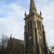尖塔がきれいな街中の教会