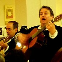 食事中にギターを弾いて歌ってくれた・・