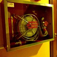 通路にこのような消防設備があった。今では珍しい！