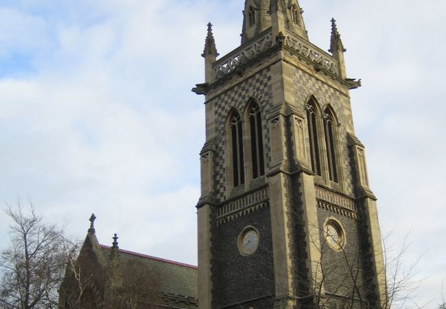 尖塔がきれいな街中の教会