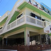 座間味のメインストリート沿いに建つペンション