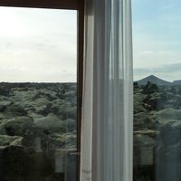 大きな窓から広大な荒野を眺めれる。