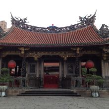 ここまで観光客が入らない静かな龍山寺の写真は初めて