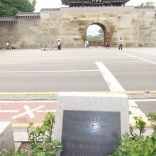 景福宮東の‘建春門’、西側には‘建秋門’があります