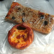 シラスのパン、チーズ焼きカレーパン：(名称不確か)