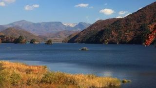 中津川渓谷がそそぐ紅葉が見事な湖