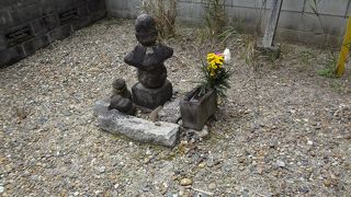 建物の裏にひっそりとあります