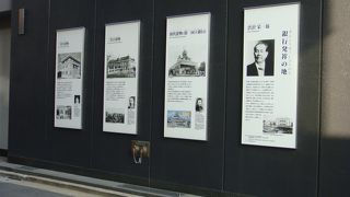 ビル裏のパネル