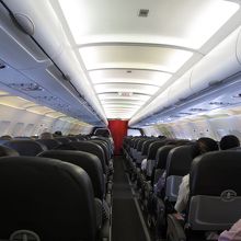 ぎっしり座席の詰まった機内