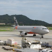 外側は当たり前ですが、一見普通の飛行機