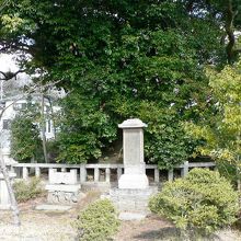 中古三十六歌仙の一人「能因塚」の碑