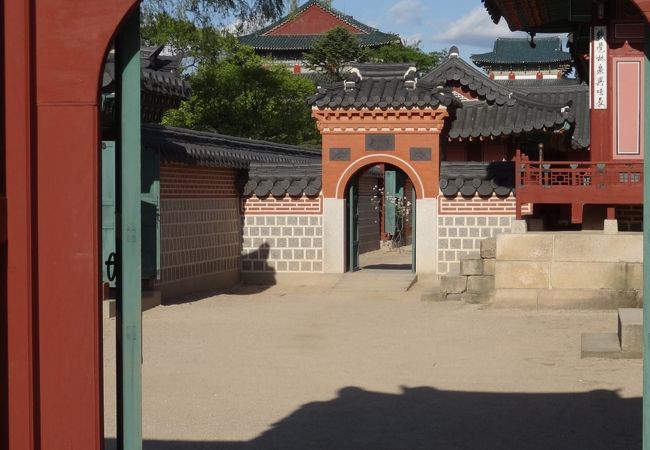 李朝正宮・景福宮内の小さな門の一つ