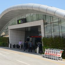 五通碼頭の出発ターミナルビル。到着ビルとも連結しています。