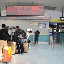 五通碼頭ターミナル内のチケット売り場とイミグレ入口（右）