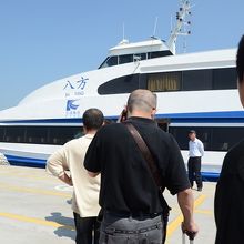 出国手続きを済ませ、金門島行きフェリーに乗船開始。わくわく