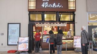 「銀のあん」のたい焼きには、北海道産の小豆で手間ひまかけつくったあんがたっぷり入っています。