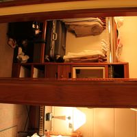 スーツケースや衣類など全て収納できるウォークインクローゼット