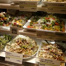 サラダいろいろあります。