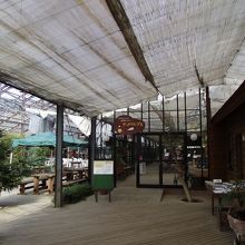 レストランやガーデンショップ入口