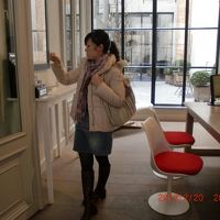 赤い椅子のカウンターがフロント、奥は中庭です