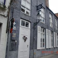 石畳の路地の先に、なんとも素敵な色の外観です