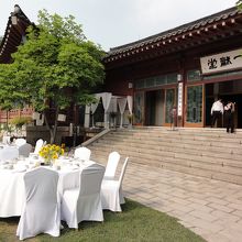 一和堂前の庭では200名規模の宴会ができる