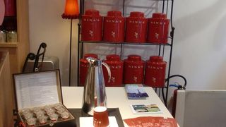 赤い缶が印象的