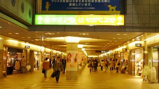 落ち着いた地下街　太陽光が入って明るい