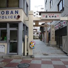 交番が横にあります