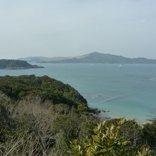 遠くに伊良湖崎が見える