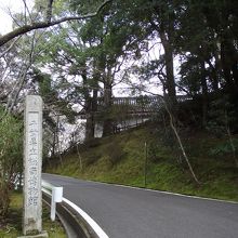 博物館へは坂を上がっていきます
