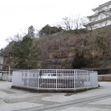 大多喜高校の一隅にある大井戸  (高台に見えるのが博物館)