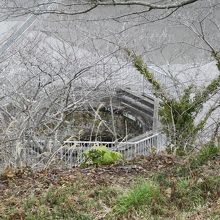 本丸跡 (博物館脇) から見下ろした大井戸