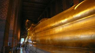 黄金に輝く巨大涅槃仏