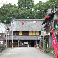 JR松丸駅から伸びる道