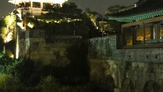 夜はひっそりと佇むアーチ門