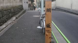 壁に囲まれた坂