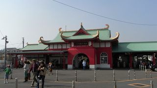 江の島の最寄駅。独特の駅舎が目立ちます。