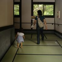 館内は傾斜のある渡り廊下でつながれています