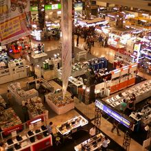 １Fはこのような小さなお店でいっぱい！