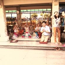 一日中踊り子さんが踊っています。