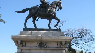 伊達正宗騎馬像