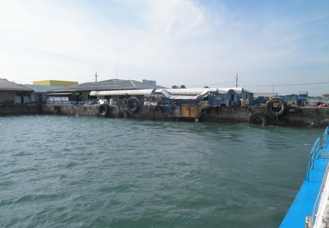 郊外の小さいターミナル