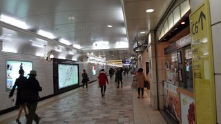 ショッピングや食べ歩きなど楽しい地下街です。