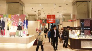 他の百貨店と比べると、はっきり余裕を感じる広さがあります