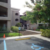 駐車場から見たビルの入り口