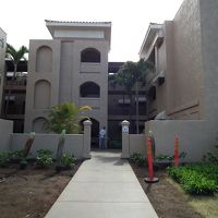 3階建てのビルの入り口（１０号棟）