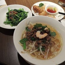 担仔麺（蜜付け果実はもう食べてしまいました）