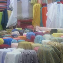 2階の布売り場。一面布の山。